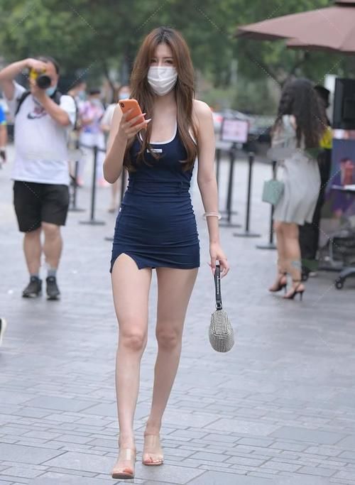 性感|休闲风连衣裙性感活泼,小姐姐轻松秀出性感身材,微胖才是极品