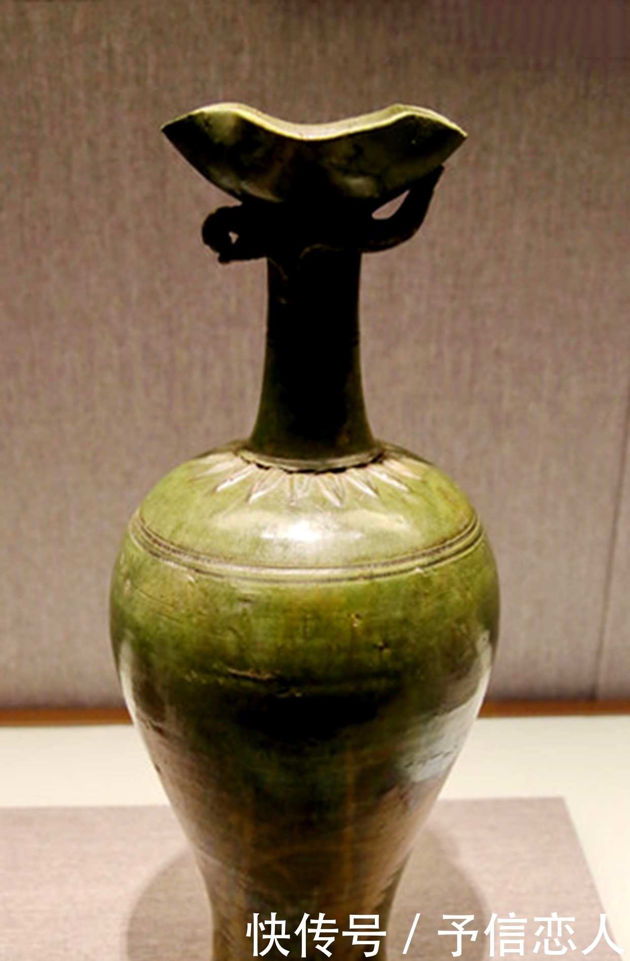 五代定窑刻缠枝牡丹纹凤首瓶