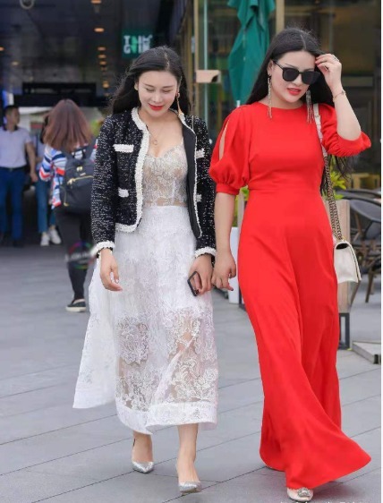 气质|白色蕾丝连衣裙搭配黑色白色斑点外套,轻薄透气,层次感十足