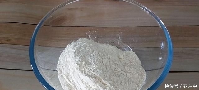 芝麻烧饼这样做真香,不揉不擀面,更不用调油酥,出锅一盘不够吃