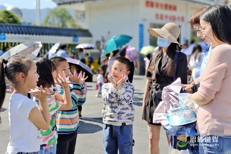 硒都小学：爱在心中 感恩母亲