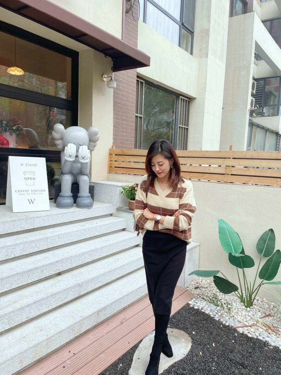 黑色|“毛衣+半裙”又火了,爱美女孩掌握写3个搭配技巧,个性又耐看!