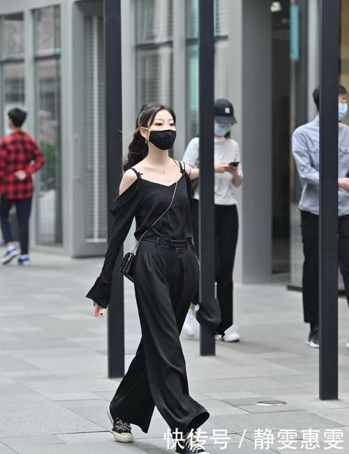 外表高冷的黑色阔腿裤其实非常百搭,宽松的裤型,走起来很拉风