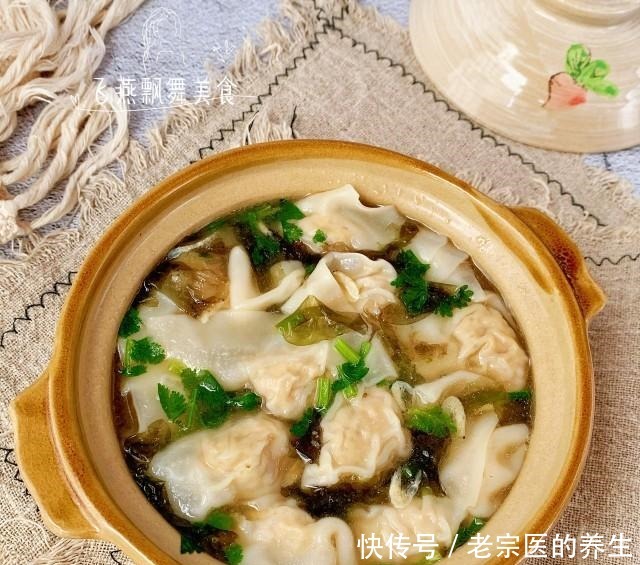 香菇鸡肉馄饨,薄皮大馅,汤鲜肉嫩!