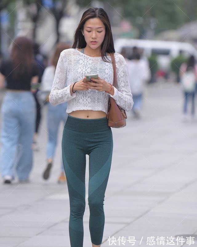 墨绿色 白色镂空长袖搭配墨绿色性感打底裤,瘦又优雅,非常的美丽!