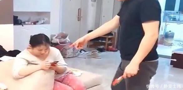 爸爸“家暴”妈妈，双胞胎的反应亮了，果然是亲生的