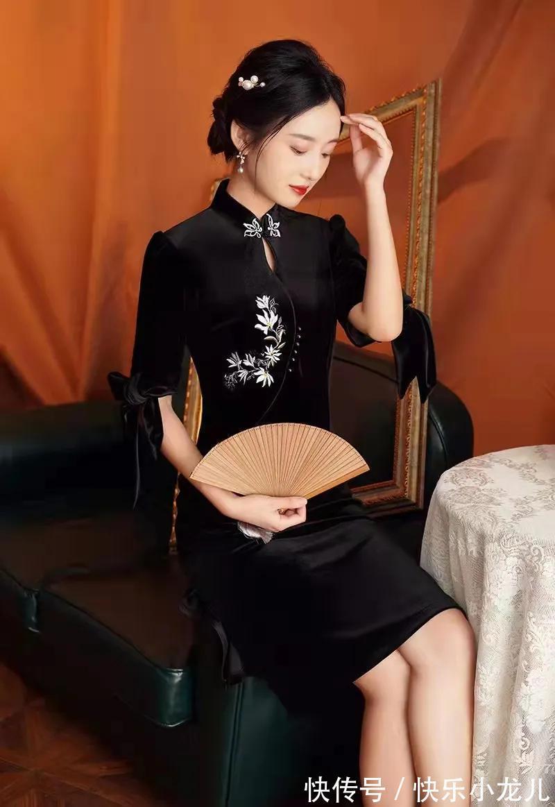 旗袍|小姐姐身穿黑色丝绒旗袍,搭配一双黑色高跟鞋,看上去时尚又优雅