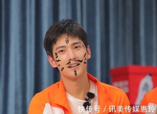 陈立农王耀庆玩打手板,嗨到极点,农哥笑成地主家的“傻儿子”