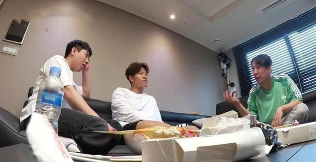 不适|玩太嗨了金钟国露肌肉当洗衣板引观众不适,网友恶评刷爆留言板