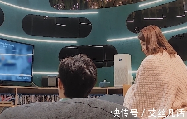 手鏈|心動(dòng)的信號(hào)：男一懶得應(yīng)付，對(duì)女一說“好煩”，不想有過多交流