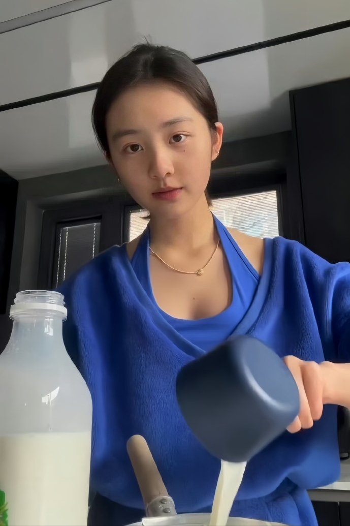 这是黄磊18岁的女儿黄多多？装扮也太成熟了吧！真是女大十八变 - 360娱乐，你开心就好
