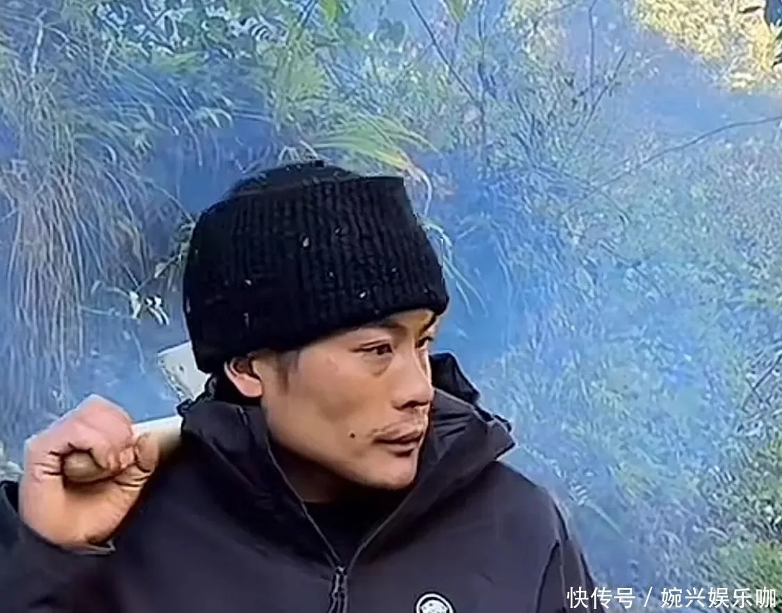 <p>你说这年头还有这种老板?我上个月才跟包工头吵完架,转头就看到这条新闻,愣是看湿了眼。不是谁都能捧红一个素人,但更难得的是,有人愿意在你摔下神坛时,伸手把你接住。刀疤哥没拿冠军,可有些人心里,他早就赢了。你懂那种感觉吗?就是明明隔着屏幕,却觉得这人活得比谁都亮堂。</p>