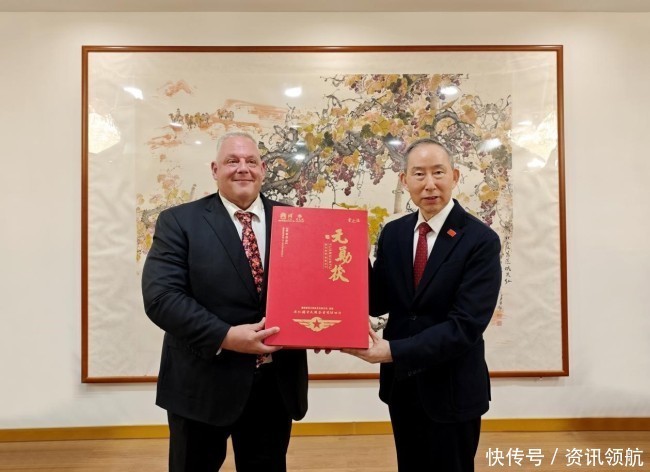 龙宇翔与意大利格罗塞托市长维瓦雷利亲切会见